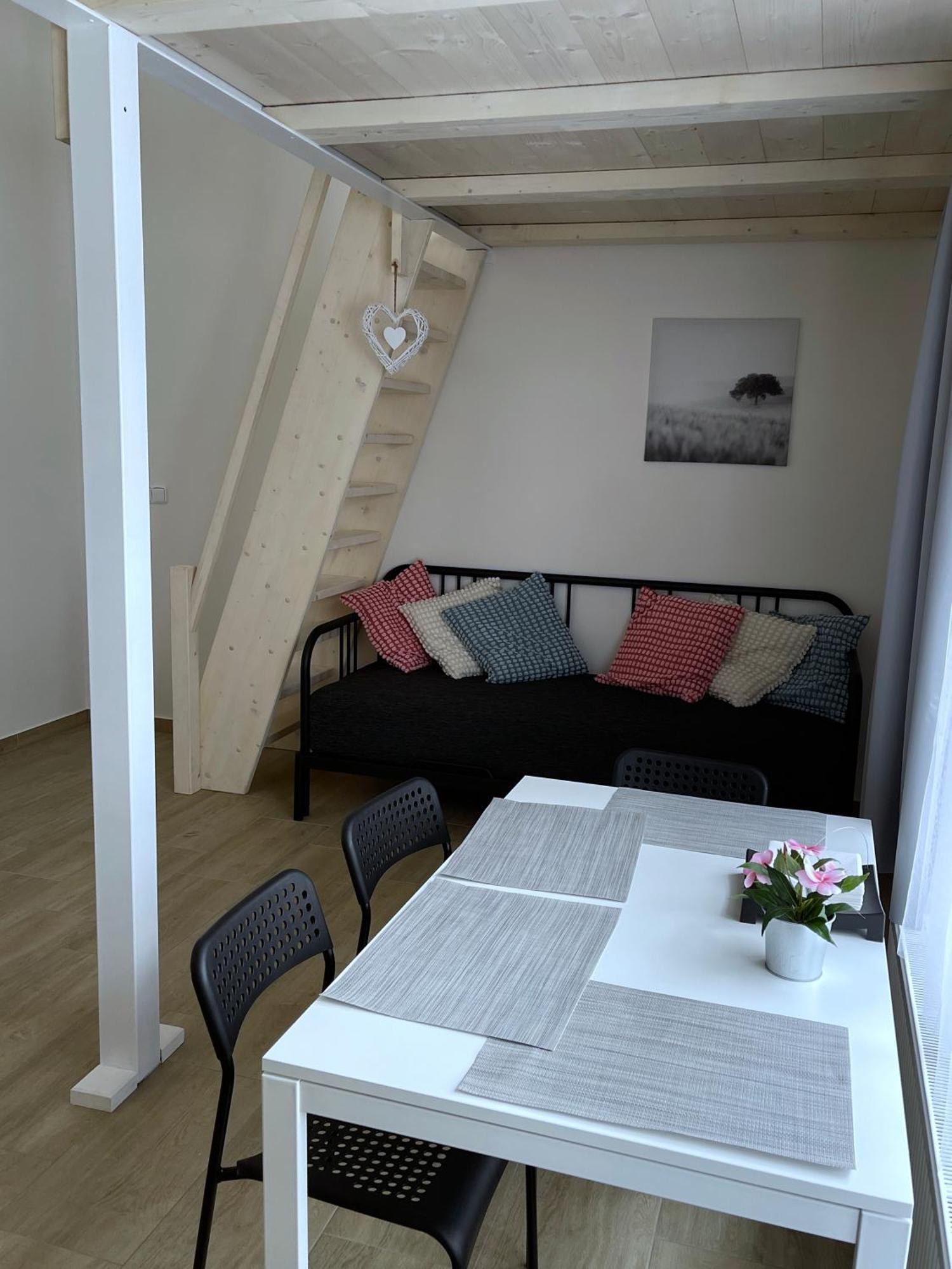 Comfortable Apartments Under The St. Barbara'S Cathedral كوتنا هورا المظهر الخارجي الصورة